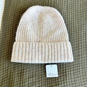 Free People Women’s Winter Hat in Off-White. NWT